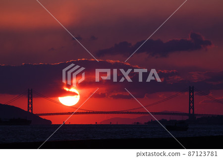 Contrast between the setting sun and clouds over the Akashi Kaikyo Bridge Contrast between the setting sun and clouds over the Akashi Kaikyo Bridge 87123781