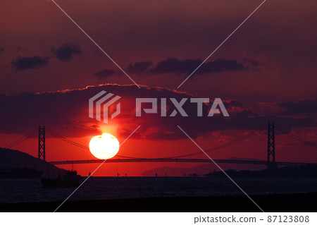 明石海峽大橋上的夕陽與雲彩的對比 明石海峽大橋上的夕陽與雲彩的對比 87123808