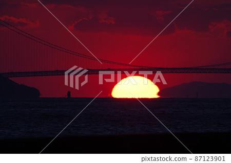 Dusk of Akashi Kaikyo Bridge, Daruma Sun 87123901