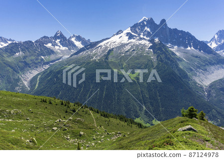 View of the Aiguille Verte in the Mont Blanc massif. Alps. 87124978