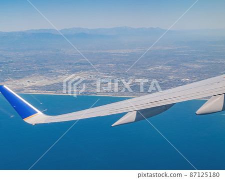 Aerial view of the Los Angeles area cityscape 87125180