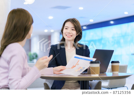 開會議的年輕女子 87125356