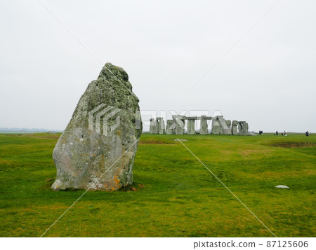 Heel Stone and Stonehenge Heel Stone and Stonehenge 87125606
