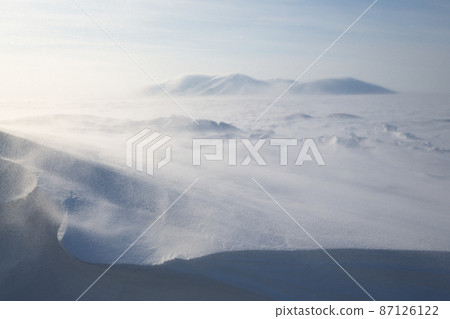 Winter Arctic landscape. View of the snow-covered tundra and snow-covered mountains 87126122