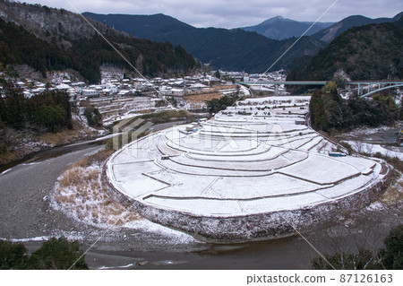Aragi Island in the snowy landscape Shimizu, Aridagawa-cho, Arida-gun, Ito-gun, Wakayama Prefecture 87126163