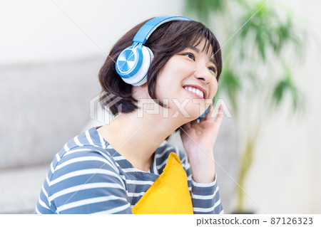戴耳機聽音樂的年輕女子 87126323