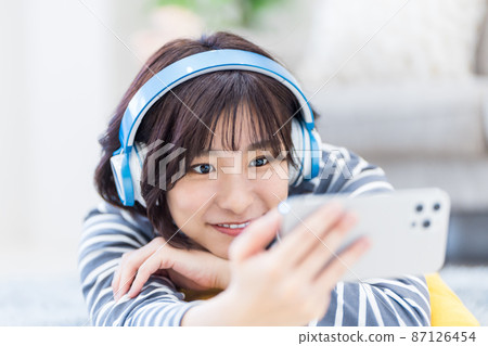 戴耳機聽音樂的年輕女子 戴耳機聽音樂的年輕女子 87126454