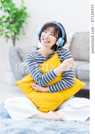 戴耳機聽音樂的年輕女子 戴耳機聽音樂的年輕女子 87126455
