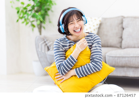 戴耳機聽音樂的年輕女子 戴耳機聽音樂的年輕女子 87126457
