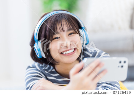 戴耳機聽音樂的年輕女子 戴耳機聽音樂的年輕女子 87126459