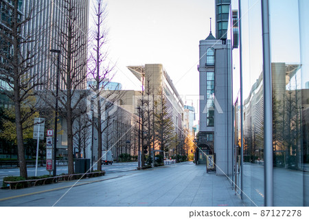 In front of Tokyo Station / Tokyo 87127278