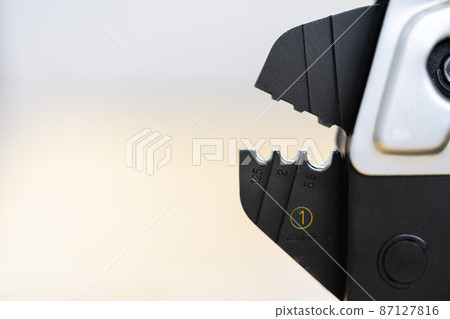 Machine for crimping terminals Machine for crimping terminals 87127816