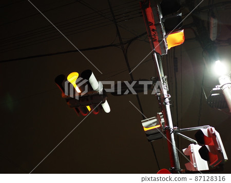 夜空中閃耀的紅綠燈 87128316