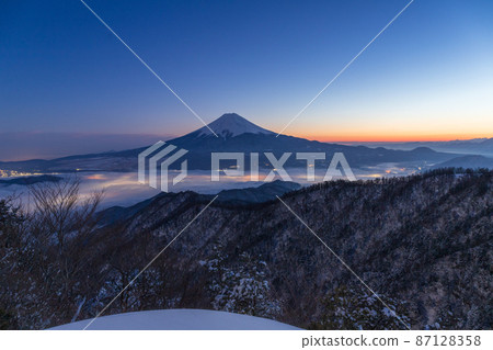 富士山在白雪皚皚的風景中從Mitsutoge的晚上 87128358