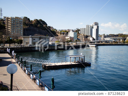 從橫須賀軍港觀光碼頭眺望港口 87128623