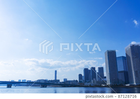 沿河排列的塔式公寓和清新的藍天景觀_02 沿河排列的塔式公寓和清新的藍天景觀_02 87128716
