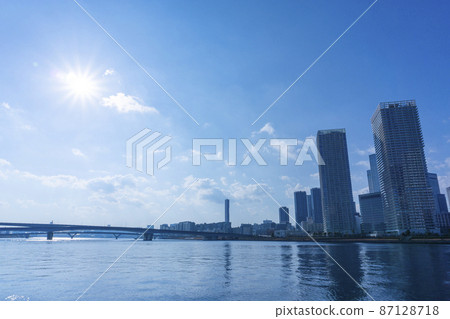 沿河排列的塔式公寓和清新的藍天景觀_03 沿河排列的塔式公寓和清新的藍天景觀_03 87128718