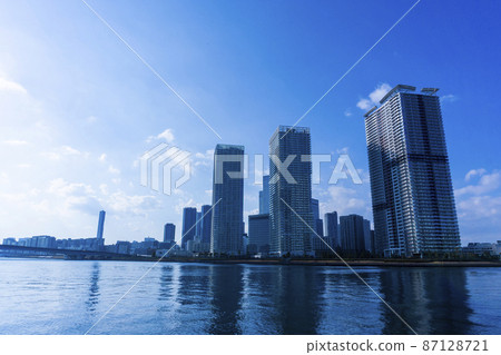 沿河排列的塔式公寓和清新的藍天景觀_04 沿河排列的塔式公寓和清新的藍天景觀_04 87128721