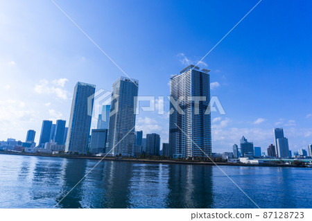 沿河排列的塔式公寓和清新的藍天景觀_05 87128723