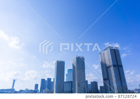 沿河排列的塔式公寓和清新的藍天景觀_06 沿河排列的塔式公寓和清新的藍天景觀_06 87128724