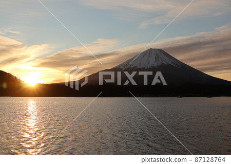 Sunrise of Lake Shoin and Mt. Fuji Sunrise of Lake Shoin and Mt. Fuji 87128764