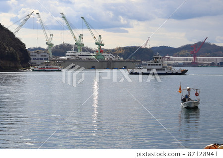 The 7th Shodoshima Maru under inspection at the Onomichi Suido ferry and dock 87128941