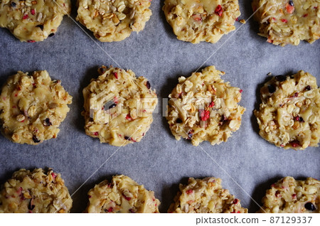 Granola cookies lined up on the top plate 87129337