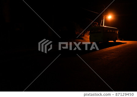 一輛公共汽車站在黑暗中 87129450