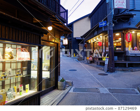 有馬溫泉街景（黃昏的湯本坂） 87129469