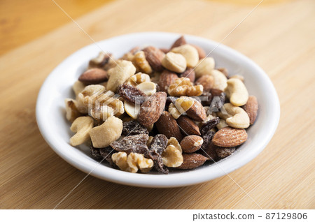 Mixed nuts with raisins Mixed nuts with raisins 87129806