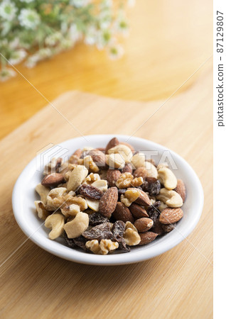 Mixed nuts with raisins 87129807