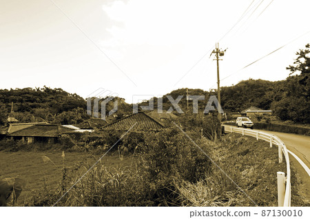 Scenery of Nakijin Village where old Ryukyu houses are lined up in the northern part of the main island of Okinawa Sepia Scenery of Nakijin Village where old Ryukyu houses are lined up in the northern part of the main island of Okinawa Sepia 87130010