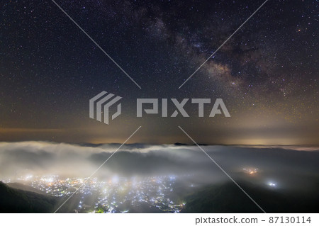The Milky Way flowing in the sea of clouds that covers the Setouchi in early summer The Milky Way flowing in the sea of clouds that covers the Setouchi in early summer 87130114