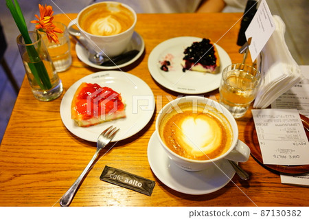 Helsinki's cafe 87130382