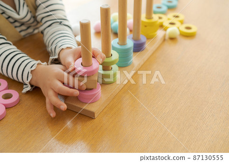 孩子們玩玩具零件切割 孩子們玩玩具零件切割 87130555