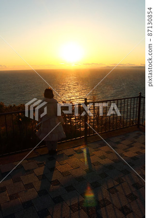 一個女人在海上看日落的剪影 一個女人在海上看日落的剪影 87130854