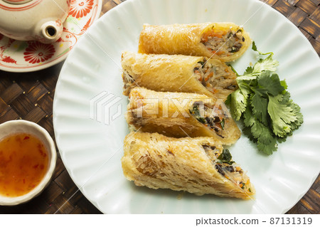油煎的春捲越南食物 油煎的春捲越南食物 87131319