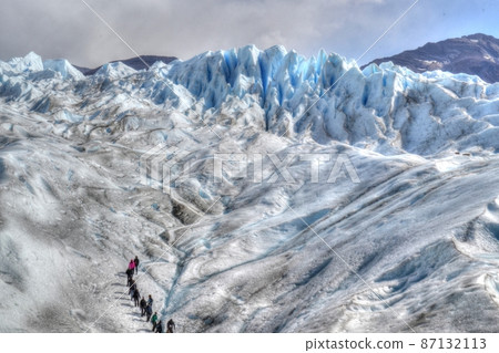 在佩里托莫雷諾冰川上徒步旅行 在佩里托莫雷諾冰川上徒步旅行 87132113