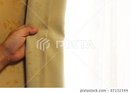 Open the curtain 87132344