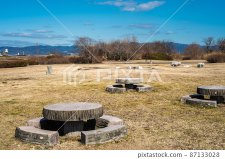 Yodogawa River Park in winter 87133028