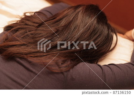 女人掉到床上 87136150