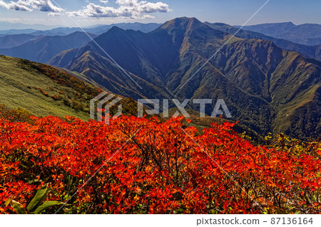 谷川山和萬太郎山的紅葉景觀和仙之倉山的方向 谷川山和萬太郎山的紅葉景觀和仙之倉山的方向 87136164