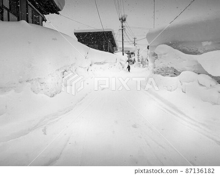 白雪皚皚的小鎮——忍耐的人—— 白雪皚皚的小鎮——忍耐的人—— 87136182