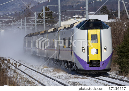 [Railway that raises snow smoke] JR Hokkaido Hakodate Main Line Nanae-Onakayama 87136337