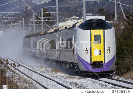 [Railway that raises snow smoke] JR Hokkaido Hakodate Main Line Nanae-Onakayama 87136339