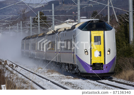 [Railway that raises snow smoke] JR Hokkaido Hakodate Main Line Nanae-Onakayama 87136340