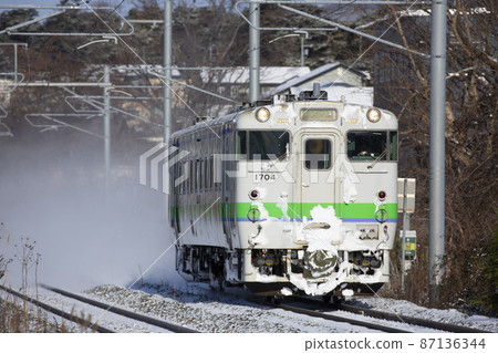 [Railway that raises snow smoke] JR Hokkaido Hakodate Main Line Nanae-Onakayama 87136344