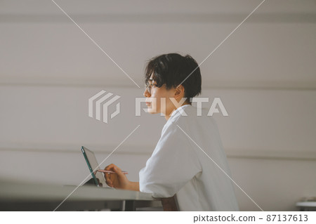 平板電腦和學生 87137613