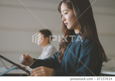 平板電腦和學生 87137614