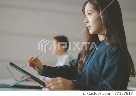 平板電腦和學生 87137617